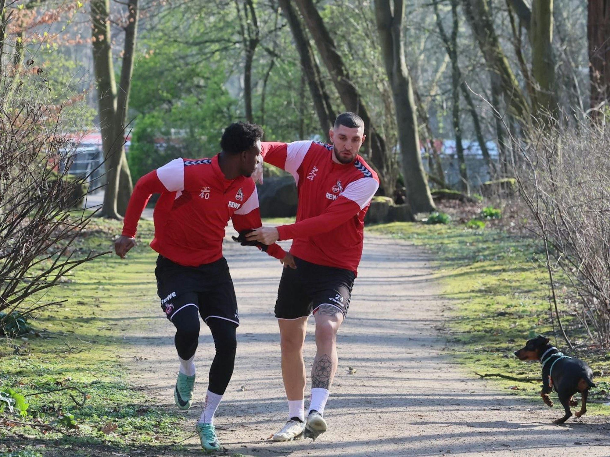 Faride Alidou und Jeff Chabot auf dem Weg zum FC-Training.