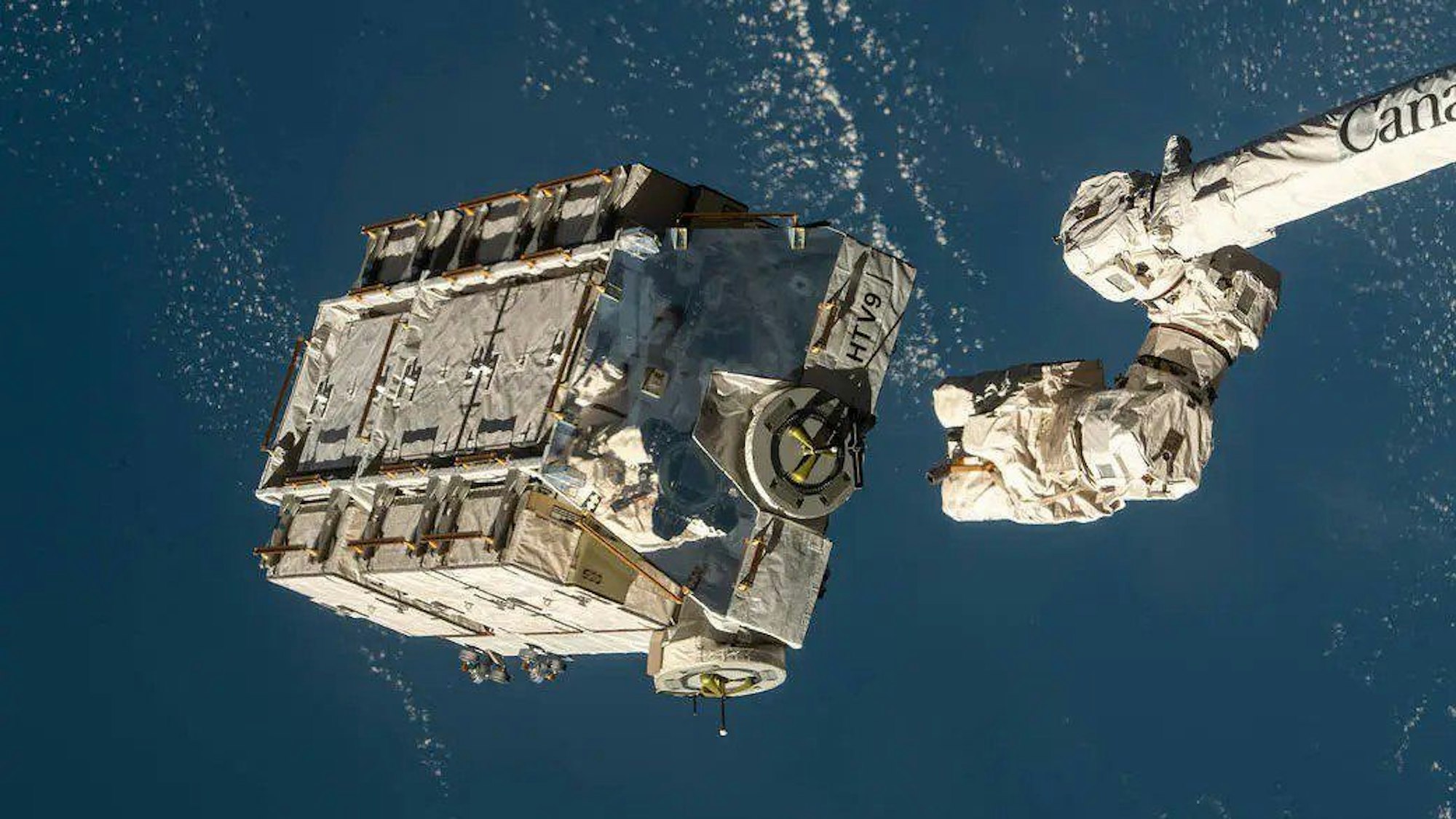 Eine externe Palette mit ausgedienten Nickel-Wasserstoff-Batterien wurde vom Canadarm2-Roboterarm (der Internationalen Raumstation ISS) freigegeben.