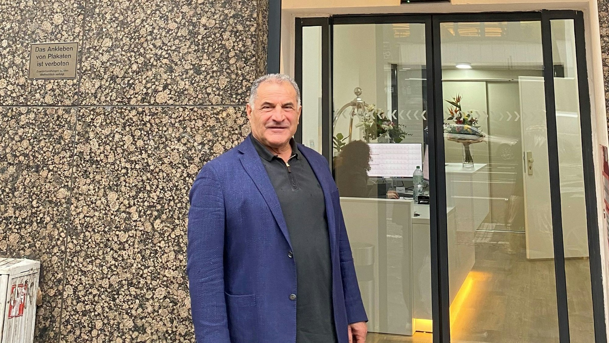 Yahya Firat steht vor seinem „Diamonds“-Hotel auf dem Kölner Hohenzollernring.