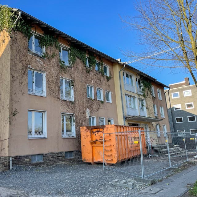 Die Abbrucharbeiten am Christophorushaus in Schlebusch haben begonnen.
