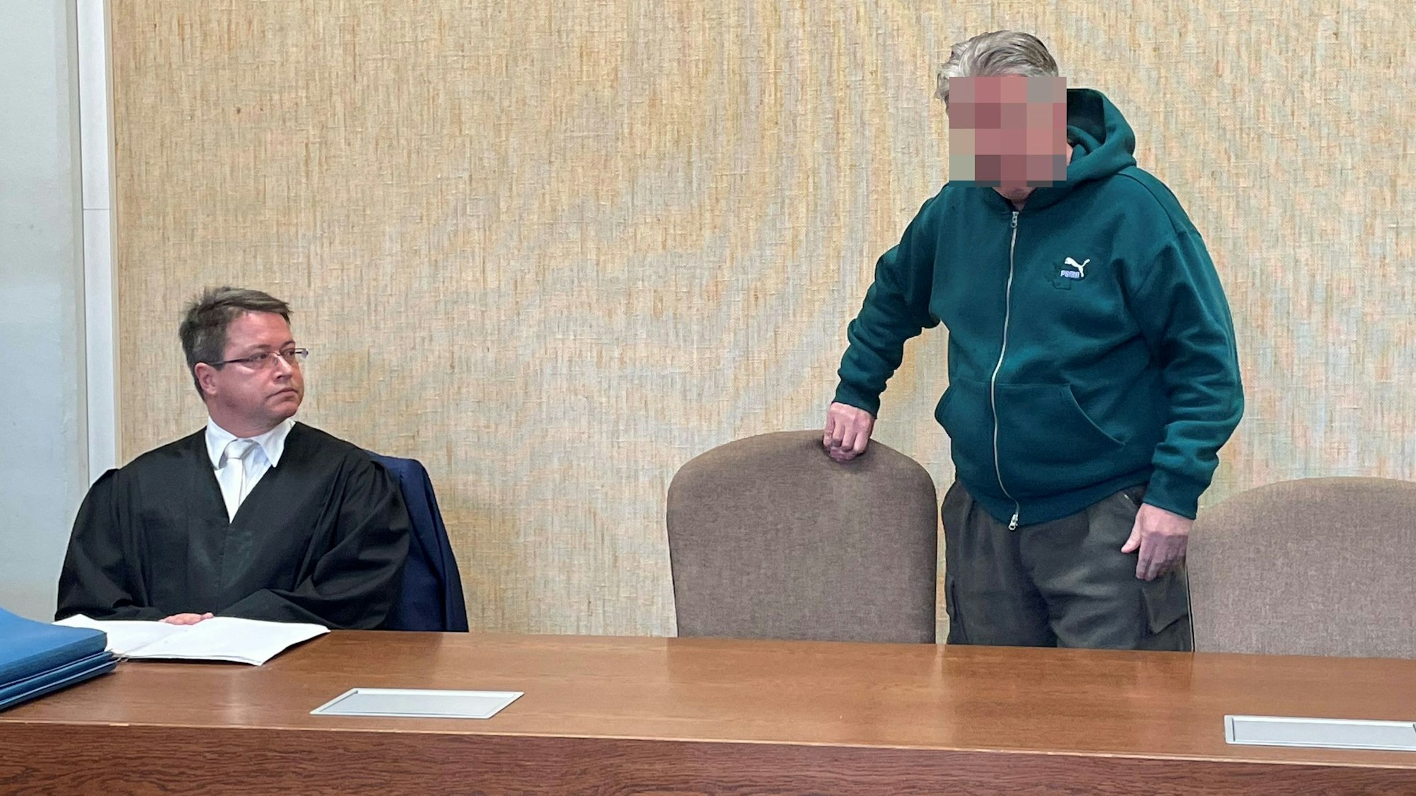 Der angeklagte Maybach-Fahrer mit seinem Verteidiger Stefan Chilecki im Amtsgericht Köln.