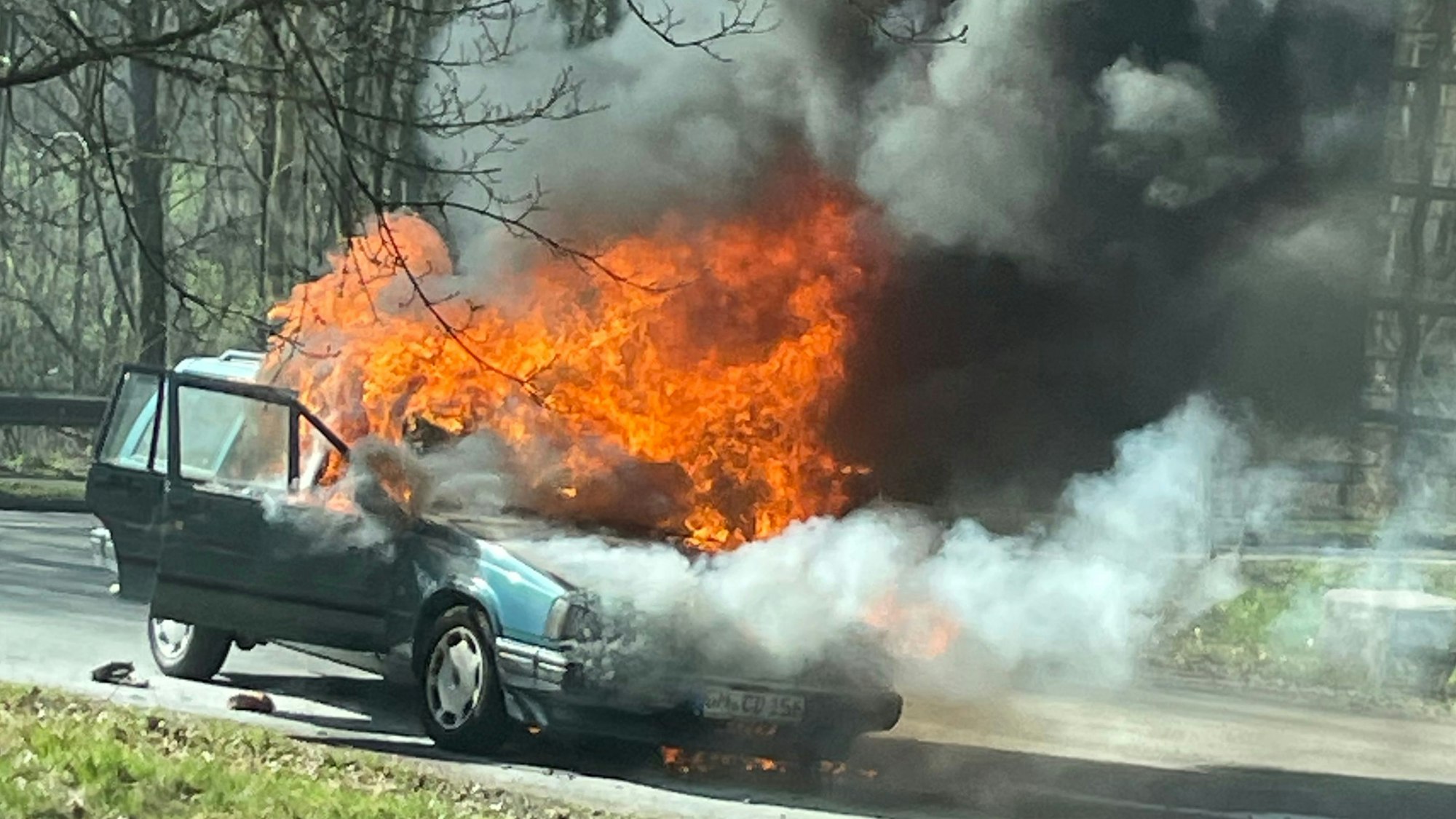 Das Auto des Ehepaars stand lichterloh in Flammen.