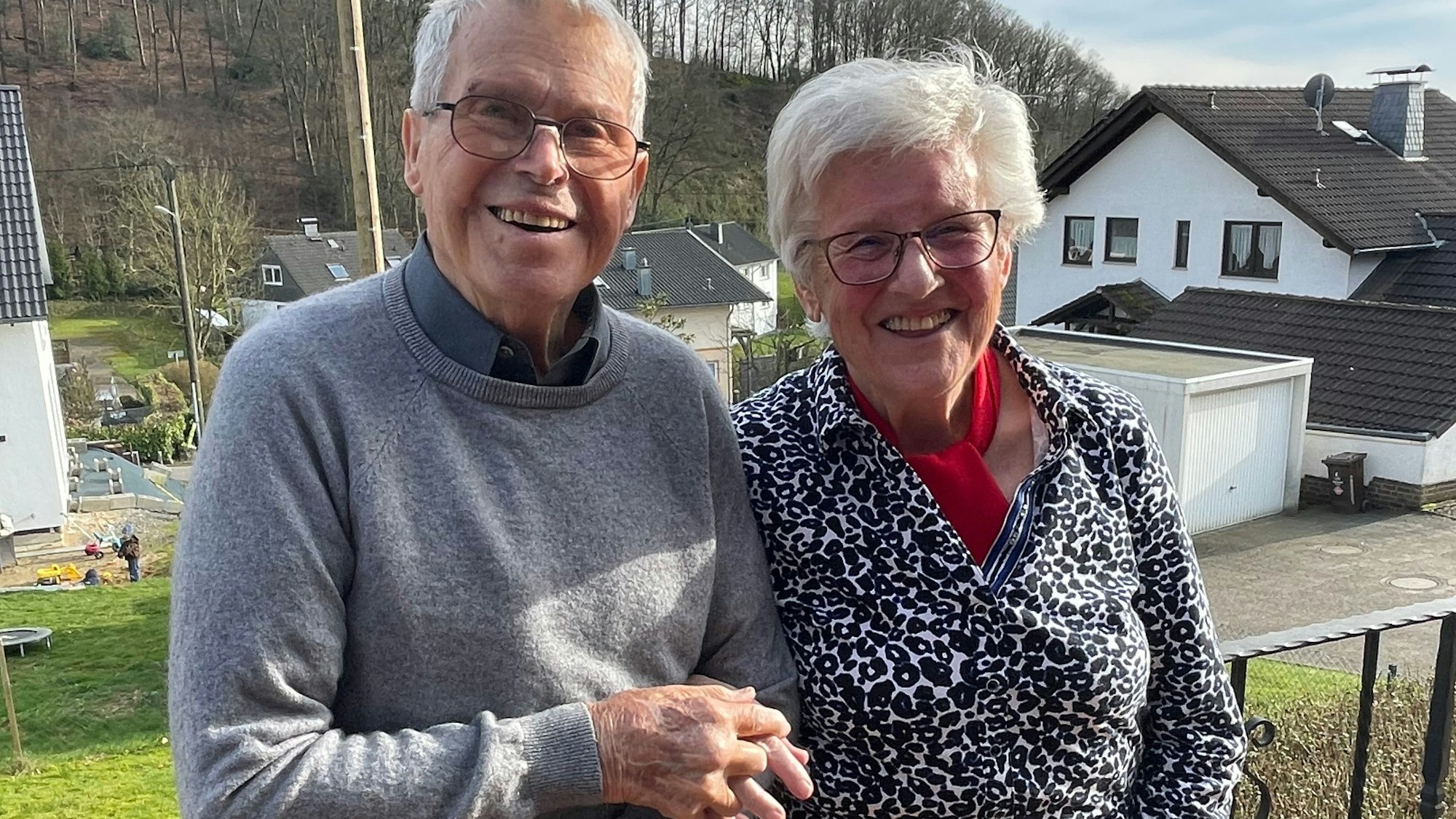 Seit 65 Jahren gehen Christel und Werner Stölting aus Engelskirchen-Schnellenbach gemeinsam durchs Leben. Am heutigen Sonntag feiern sie ihren besonderen Hochzeitstag. Unser Foto zeigt das Jubelpaar an seinem Haus.