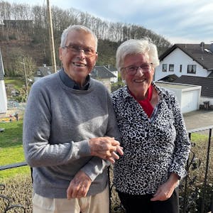 Seit 65 Jahren gehen Christel und Werner Stölting aus Engelskirchen-Schnellenbach gemeinsam durchs Leben. Am heutigen Sonntag feiern sie ihren besonderen Hochzeitstag. Unser Foto zeigt das Jubelpaar an seinem Haus.
