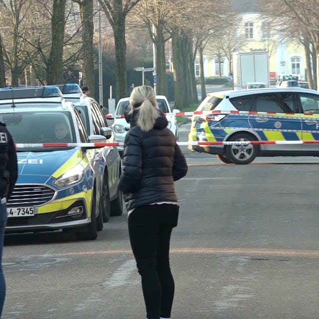 Die Polizei hat im nordrhein-westfälischen Ochtrup den Tatort abgesperrt. In Ochtrup im Münsterland ist ein Paket auf einem Gehweg explodiert, ein Mann wurde dabei schwer verletzt.