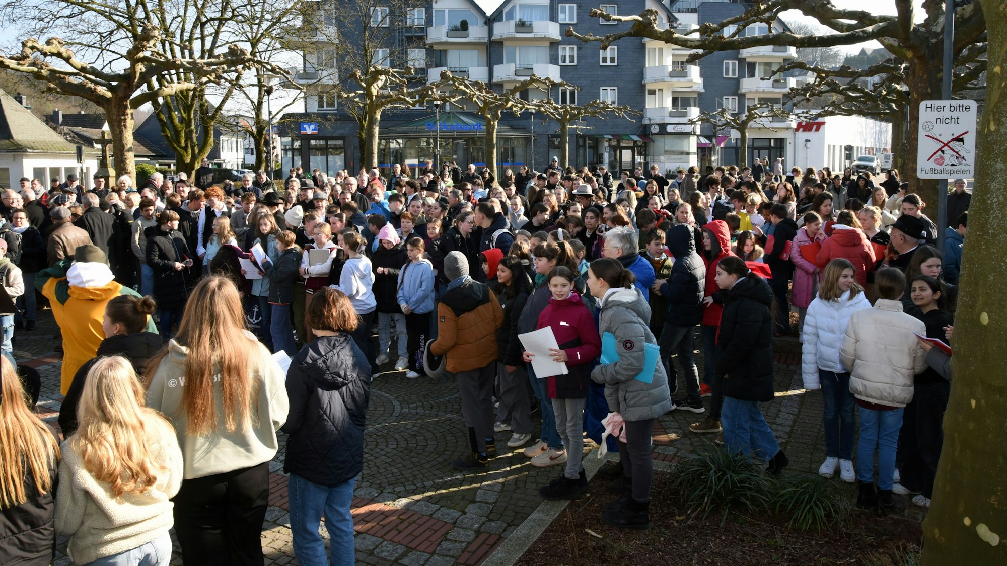 Viele Menschen stehen auf dem Edmund-Schiefeling-Platz in Engelskirchen.