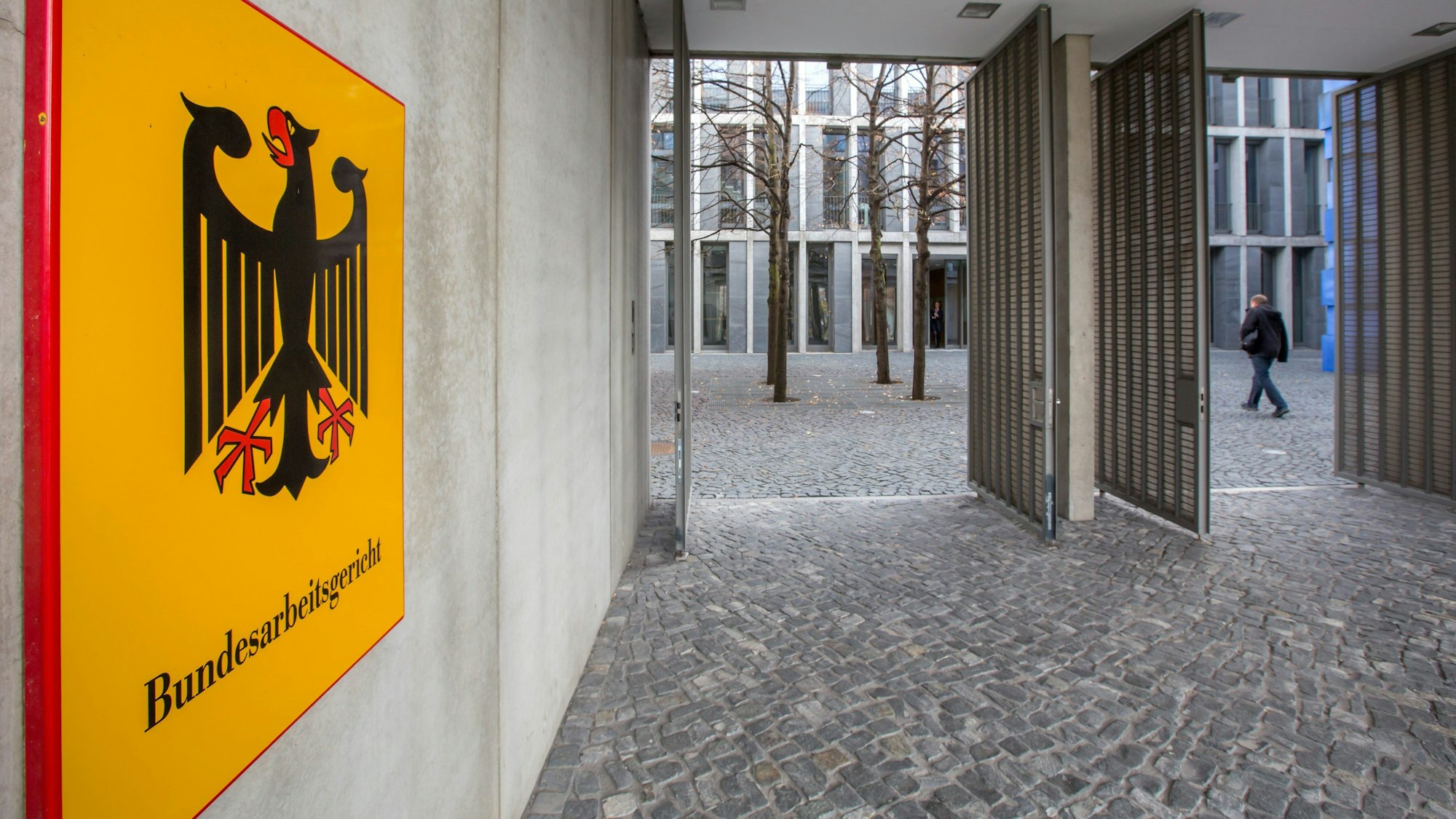 Eingang zum Bundesarbeitsgericht in Erfurt