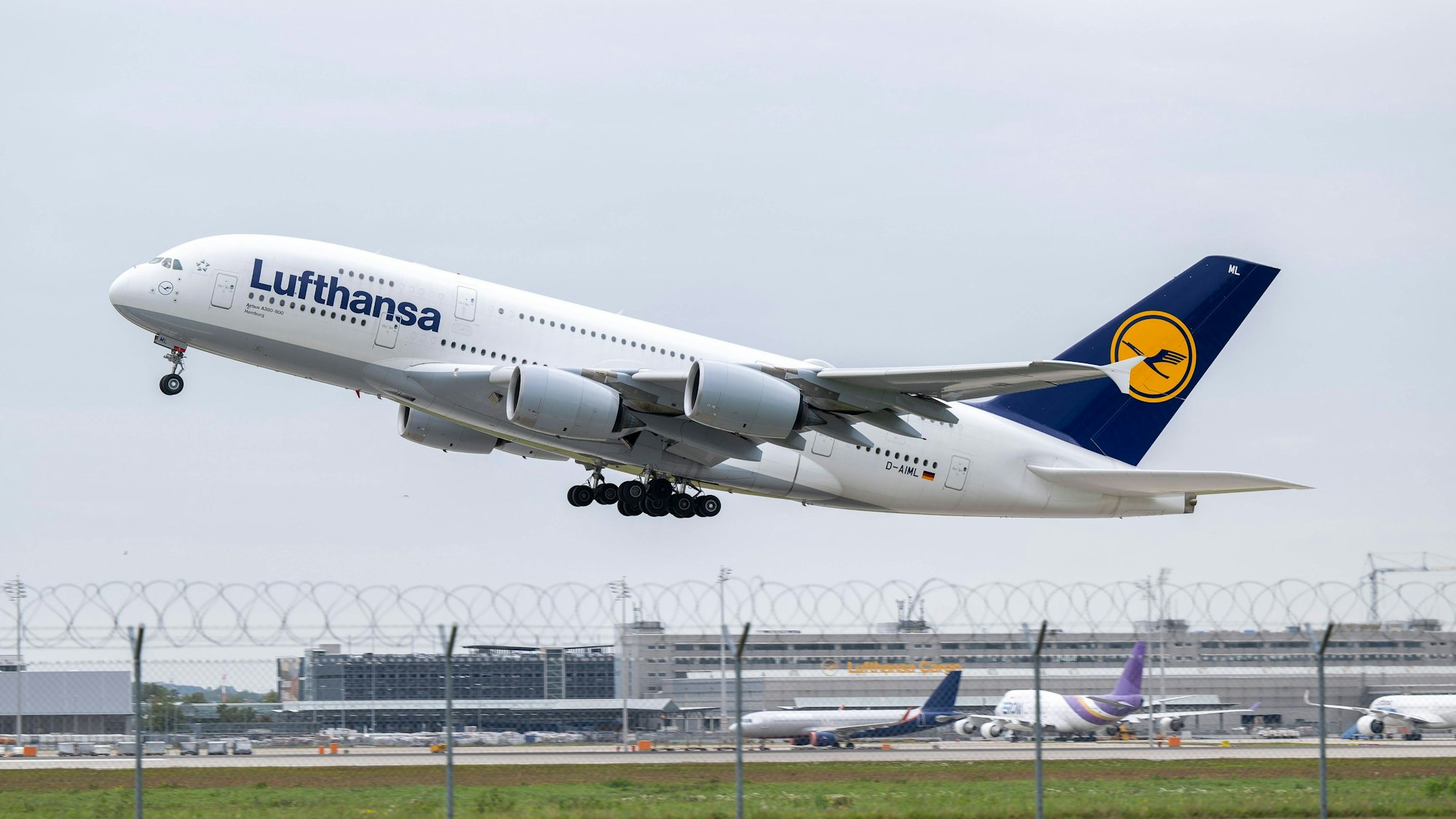 Ein Airbus A380 der Lufthansa kurz nach dem Start am Flughafen München. Ein Pilot der deutschen Fluggesellschaft hat mit einem kontroversen Flugmanöver eine Debatte ausgelöst. (Symbolbild)