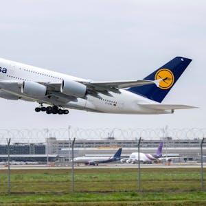 Ein Airbus A380 der Lufthansa kurz nach dem Start am Flughafen München. Ein Pilot der deutschen Fluggesellschaft hat mit einem kontroversen Flugmanöver eine Debatte ausgelöst. (Symbolbild)