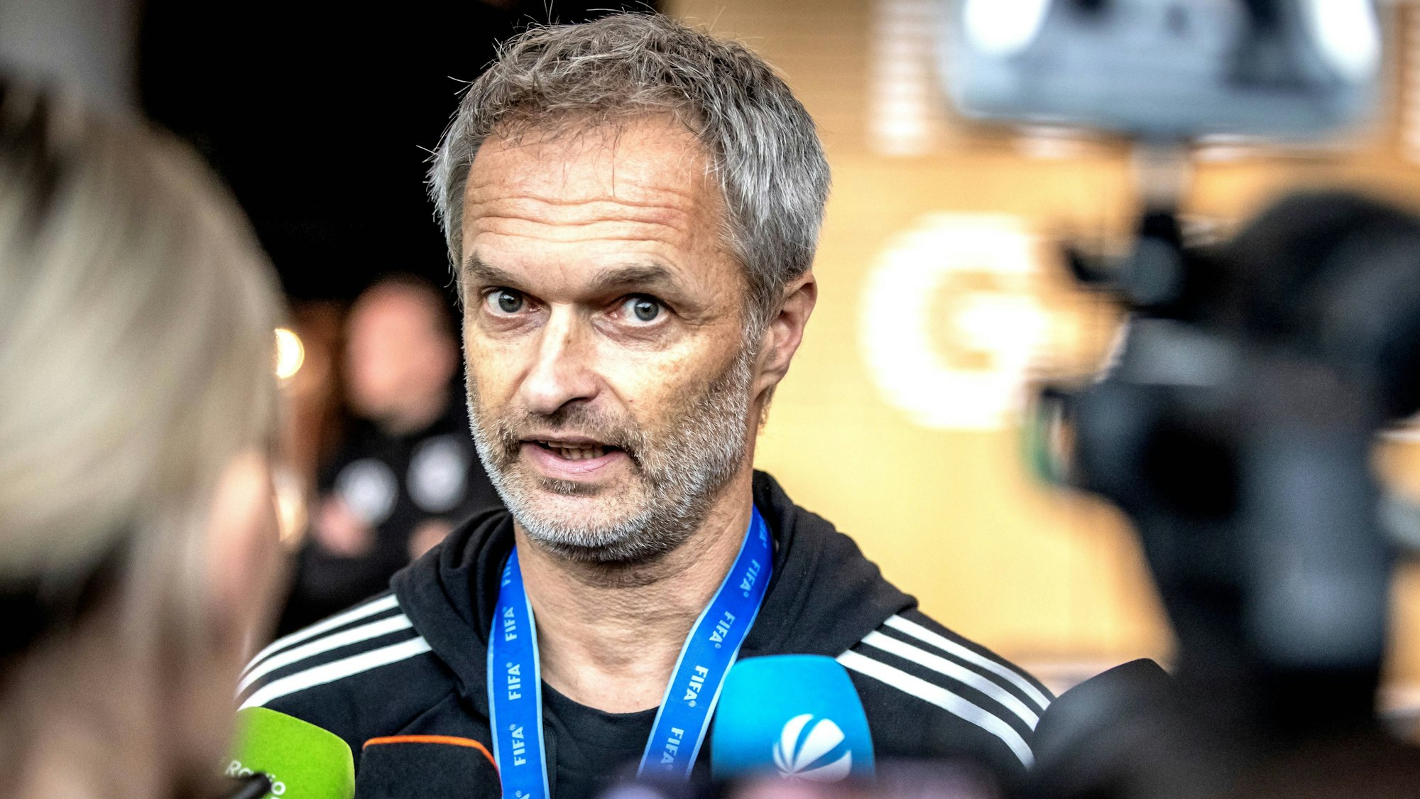 Christian Wück gibt TV-Interviews. Er ist neuer Frauen-Bundestrainer beim DFB.