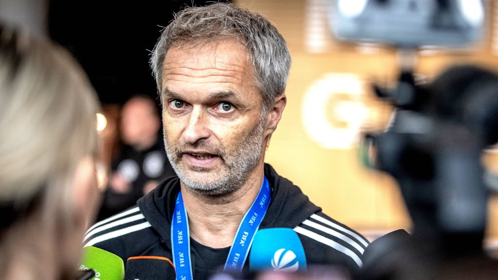 Christian Wück gibt TV-Interviews. Er ist neuer Frauen-Bundestrainer beim DFB.