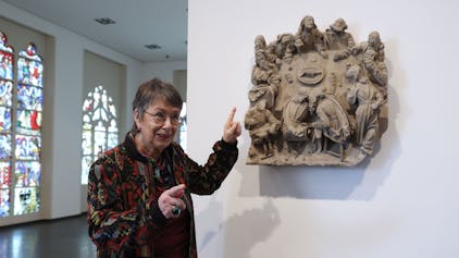 Dombaumeisterin a.D. Barbara Schock-Werner zeigt im Museum Schnütgen eine Darstellung des letzten Abendmahls aus dem Kölner Dom



