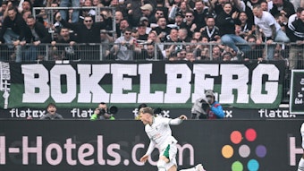 Robin Hack jubelt vor einem Banner mit der Aufschrift „Bökelberg“.