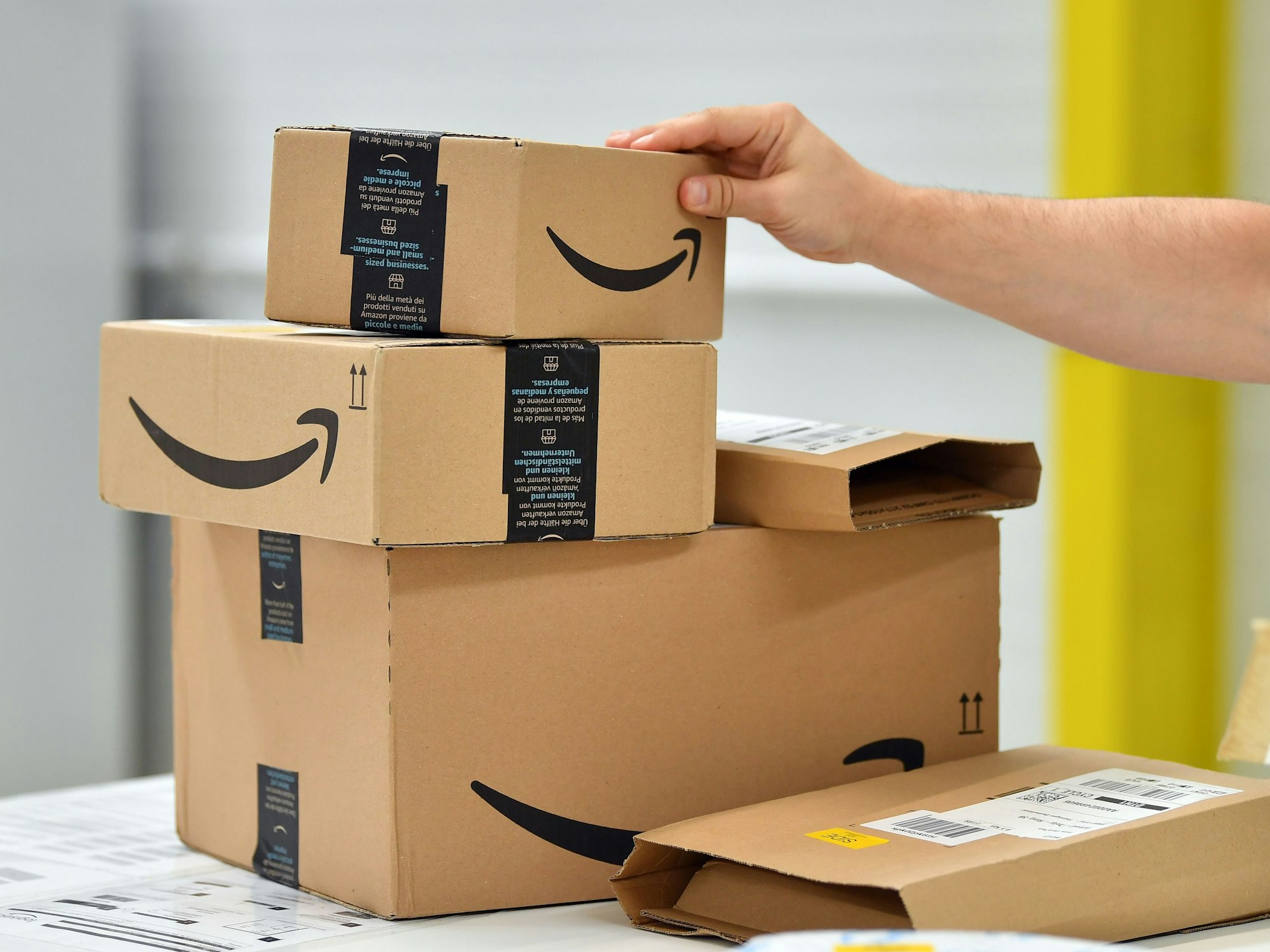 Im sogenannten „Shopfloor“ des Amazon Verteilzentrums für Pakete und Päckchen stehen Paket-Sendungen auf einem Tisch, hier im September 2019 in Erfurt.