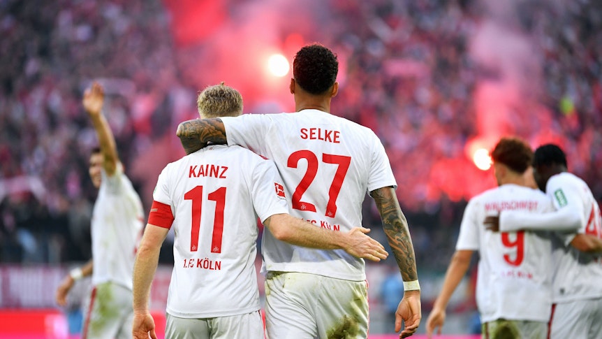 Köln-Spieler liegen sich nach einem Derby-Tor in den Armen.