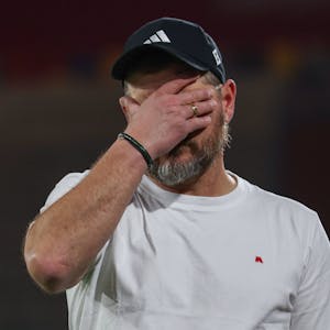Wischt sich unzufrieden durchs Gesicht: HSV-Trainer Steffen Baumgart
