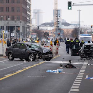 Polizisten stehen an einer Unfallstelle in der Leipziger Straße in Berlin. Bei dem schweren Unfall in Berlin-Mitte sind vier Ein Kennzeichen wurde aus rechtlichen Gründen gepixelt +++ dpa-Bildfunk +++