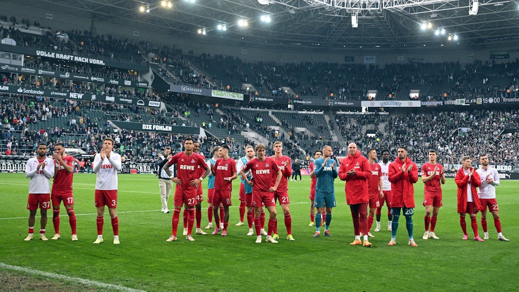 Die FC-Profis am Samstag (9. März 2024) nach dem Derby bei Borussia Mönchengladbach vor dem Gästeblock.