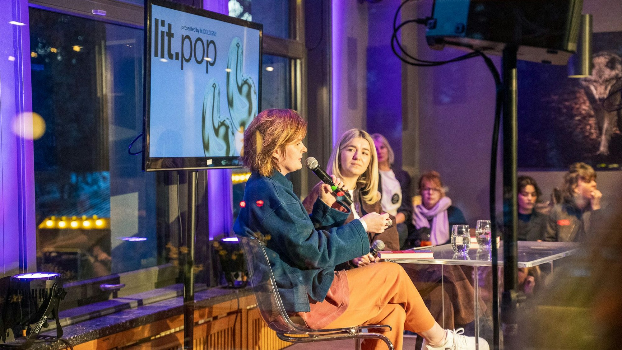 Autorin Sophia Fritz (l.) und Moderatin Maria Popov schafften bei der lit.pop im Kölner Stadtgarten eine intime Atmosphäre, in der sie über "toxische Weiblichkeit" diskutierten.