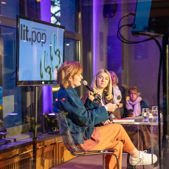 Autorin Sophia Fritz (l.) und Moderatin Maria Popov schafften bei der lit.pop im Kölner Stadtgarten eine intime Atmosphäre, in der sie über "toxische Weiblichkeit" diskutierten.