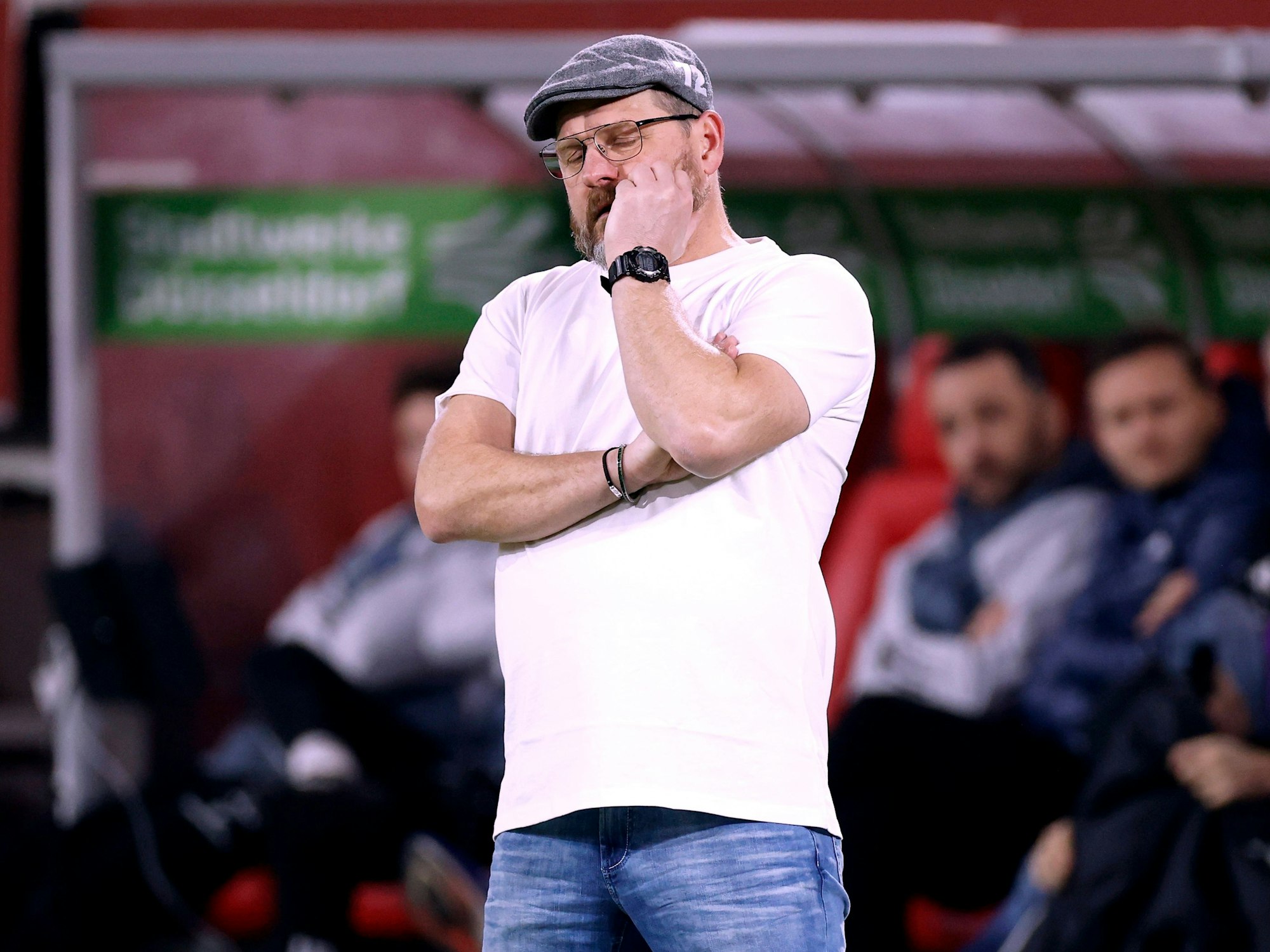 HSV-Trainer Steffen Baumgart verdreht die Augen am Spielfeldrand.