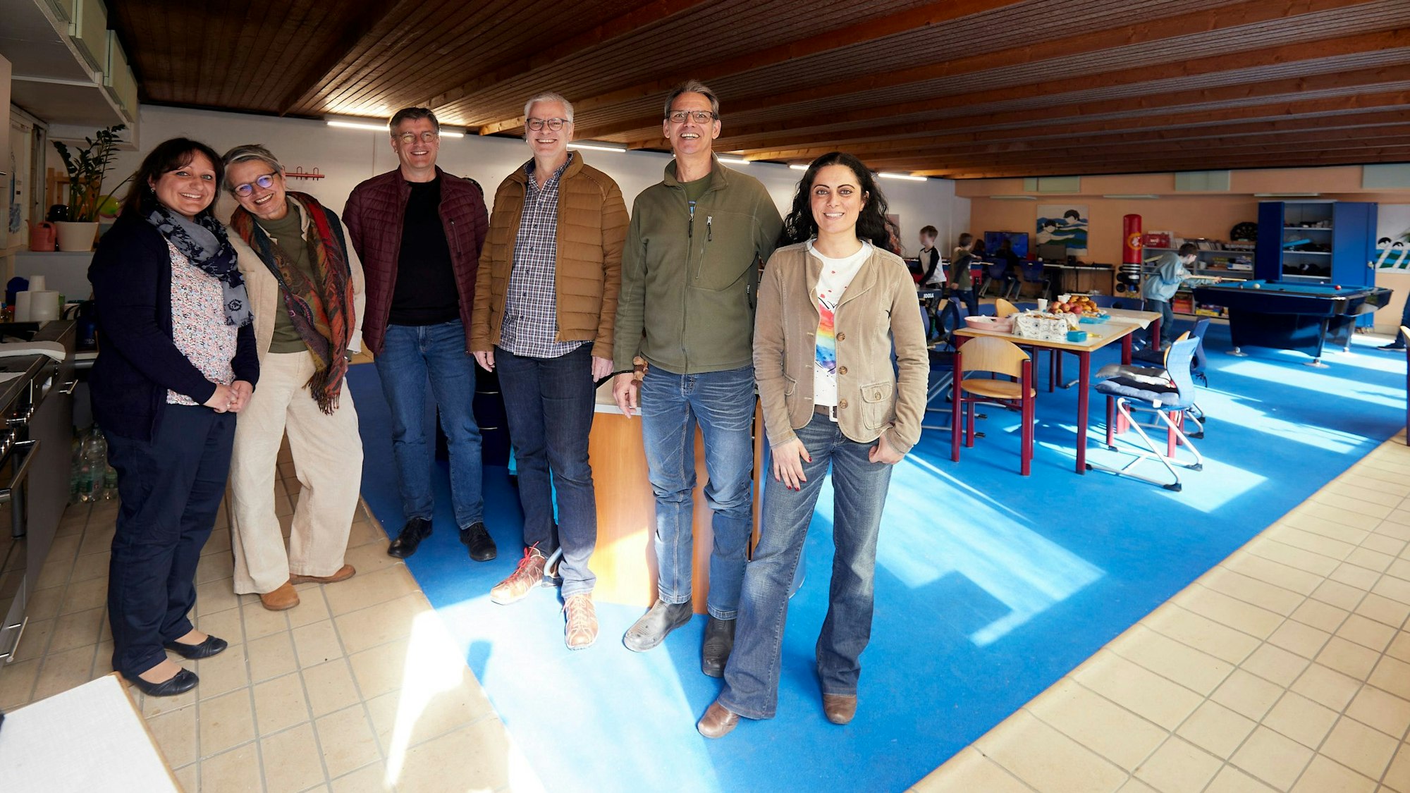 Drei Frauen und drei Männer stehen im neuen Jugendraum in Blankenheim. Der blaue Teppich soll an die Vergangenheit des Raumes als Lehrschwimmbecken erinnern.