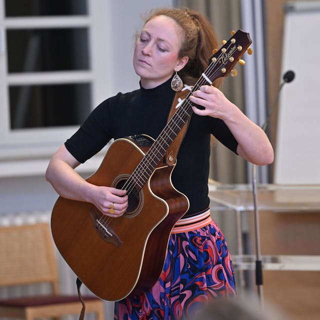 Das Foto zeigt Musikerin Josefin Rabehl bei ihrem Vortrag in Bensberg