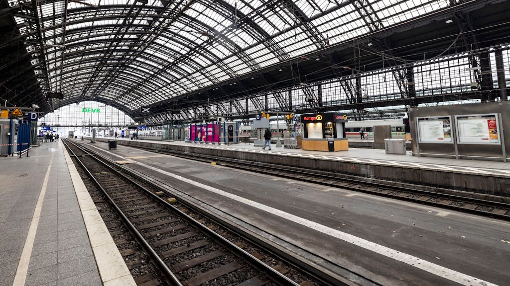 Ein nahezu leerer Kölner Hauptbahnhof, hier im Dezember 2023 bei einem von zahlreichen GDL-Streiks