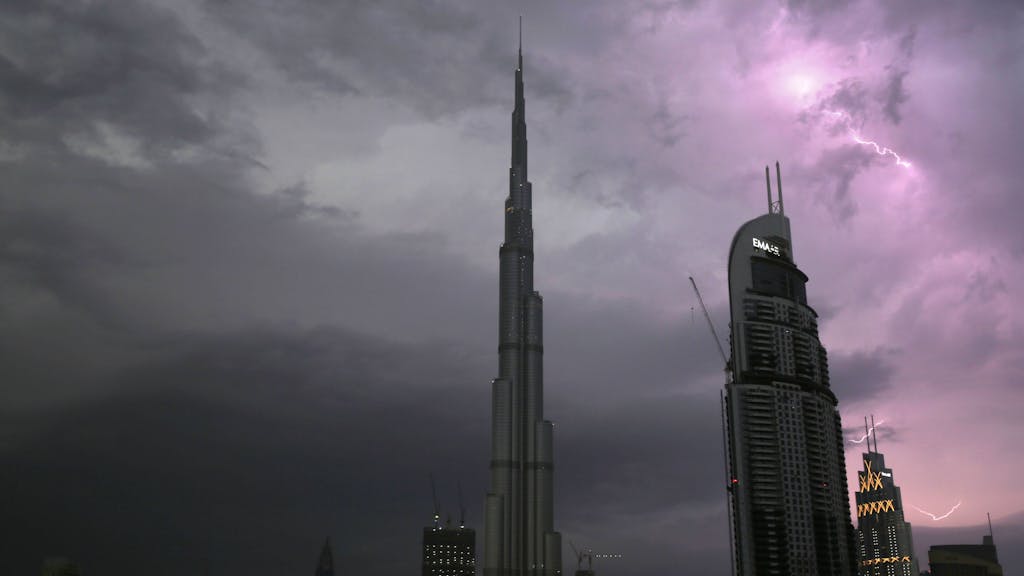 Blitze erhellen in Dubai (Vereinigte Arabische Emirate) den Himmel über dem Burj Khalifa