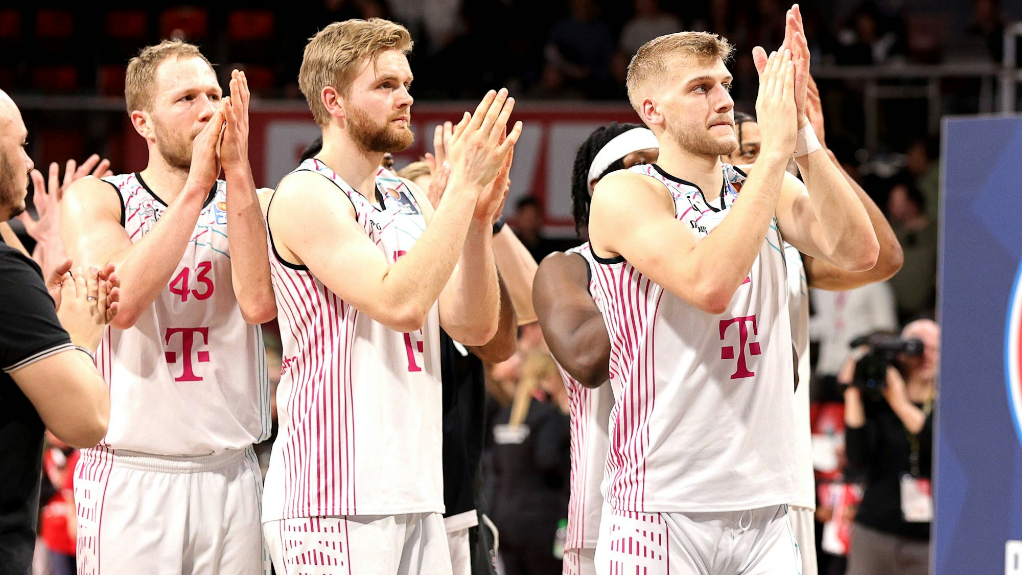 Dank an 400 mitgereiste Fans: Die Baskets-Spieler applaudieren mit ernsten Gesichtern.
