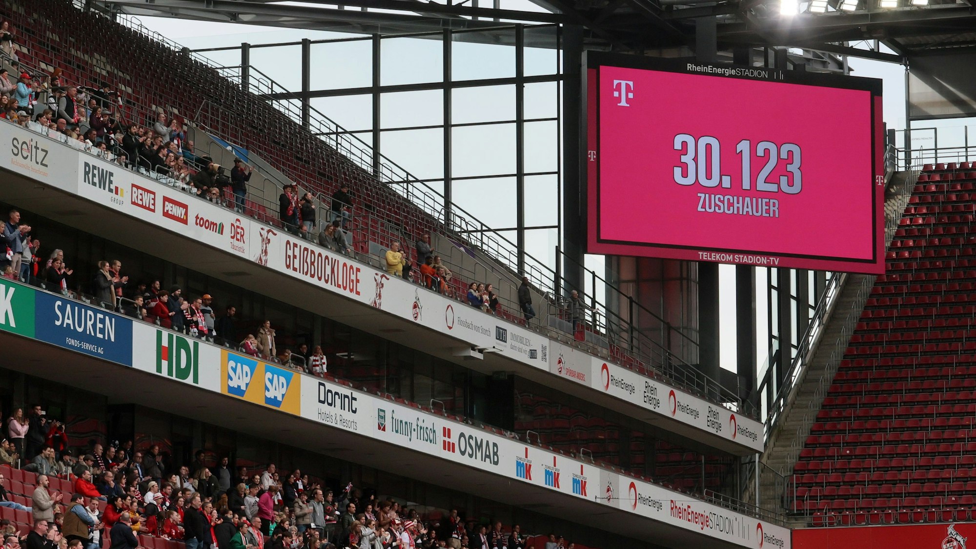 Auf der Anzeigetafel prangt die Zuschauerzahl beim Spiel des 1. FC Köln gegen Werder Bremen.