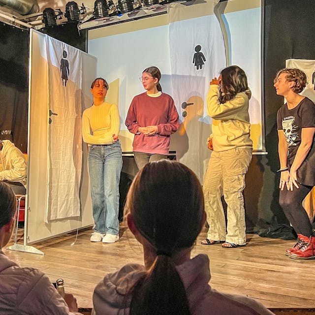 Kabarettaufführung von fünf Landrat-Lucas-Schülerinnen im Kulturausbesserungswerk