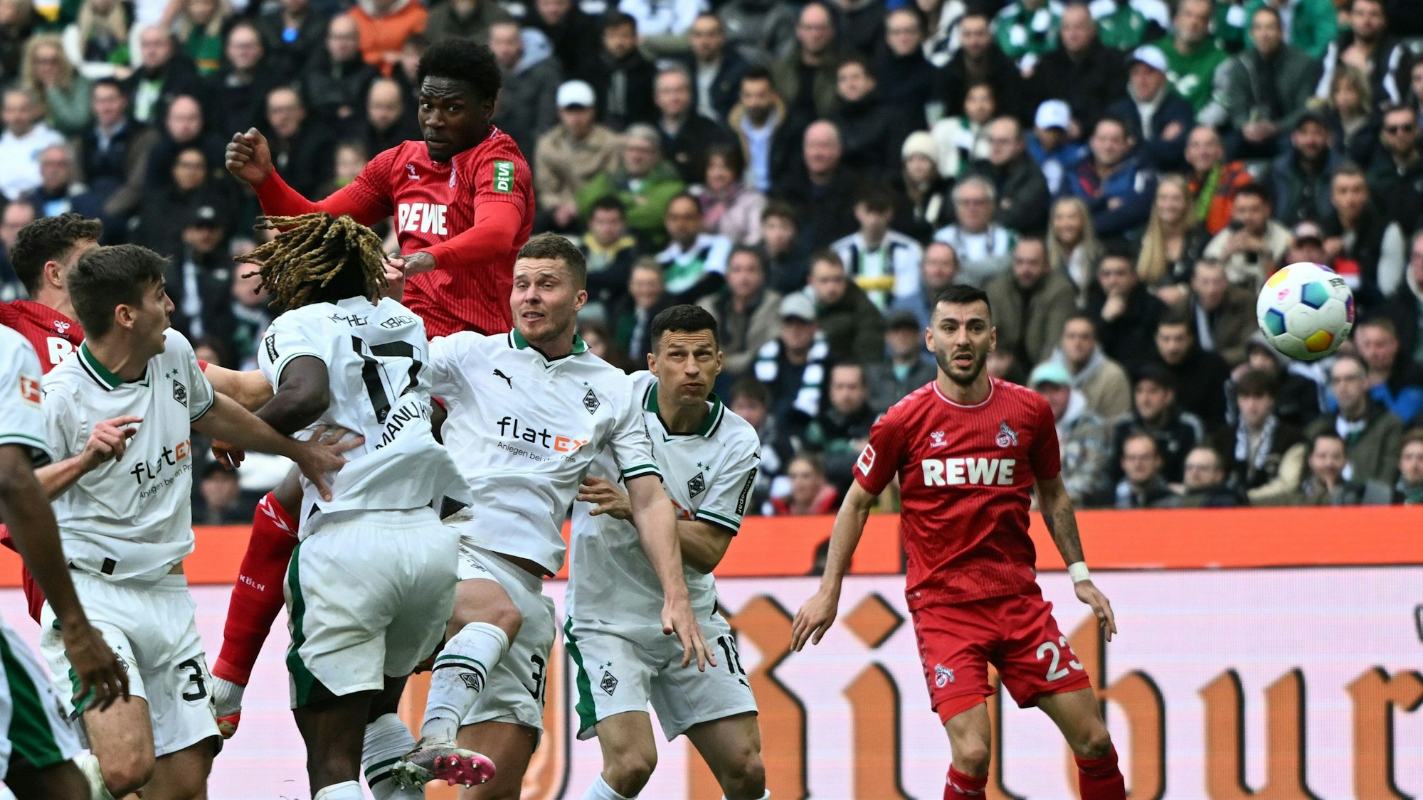 Kölns Offensivspieler Faride Alidou springt am höchsten und köpft zur 2:1-Führung des FC ein.