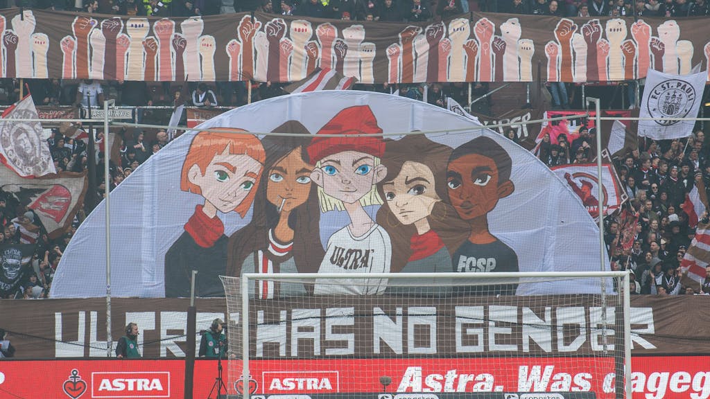 Die Fans des FC St. Pauli präsentierten anlässlich des Weltfrauentags am 8. März 2024 vor dem Spiel gegen Hertha BSC am Sonntag (10. März) eine besondere Choreografie.