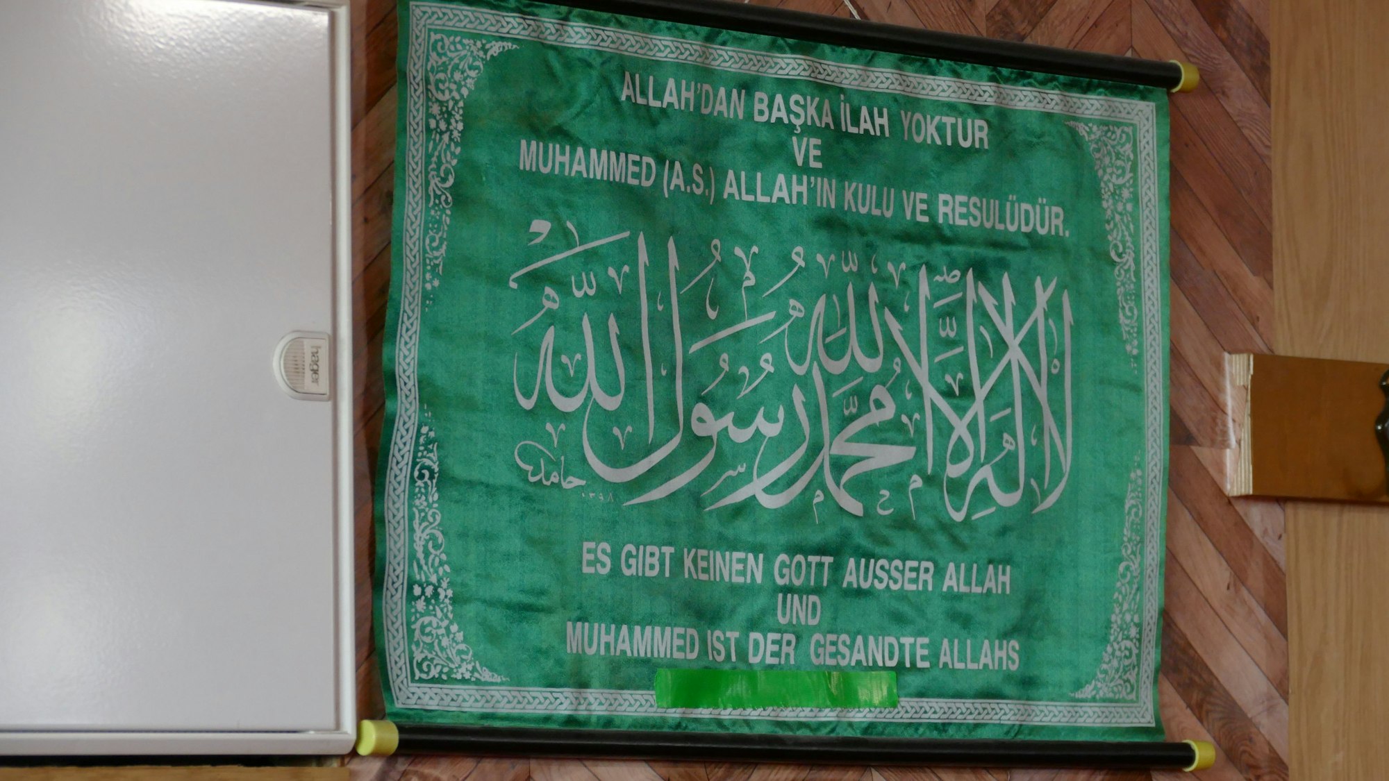 Ein grünes Schild mit arabischen Schriftzeichen.