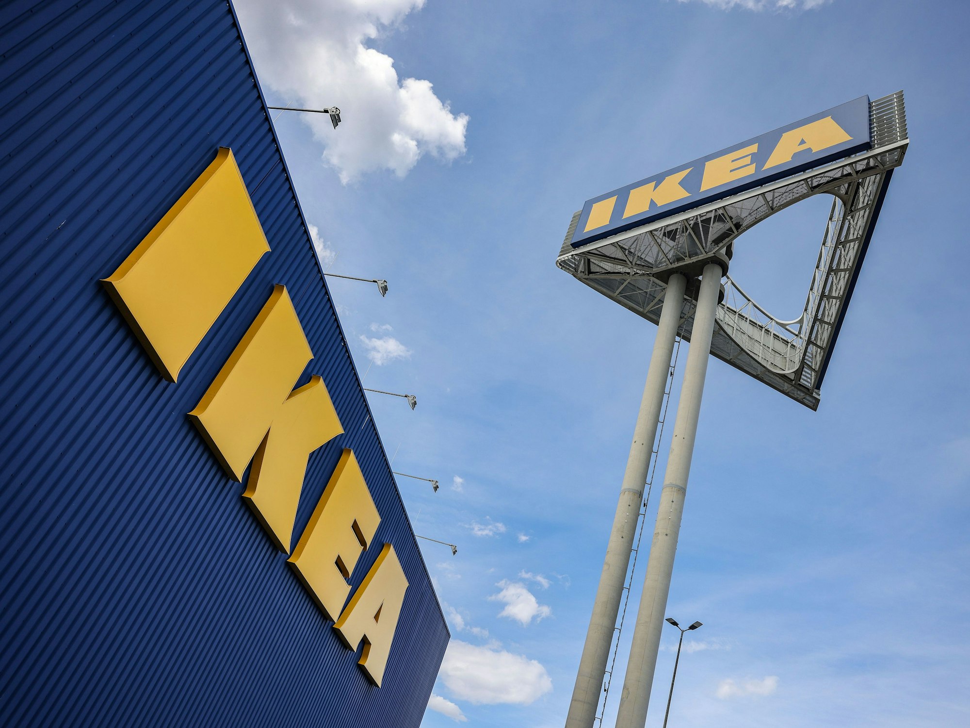 Ein Firmenlogo hängt an der Ikea-Filiale Köln Godorf, hier im April 2023.