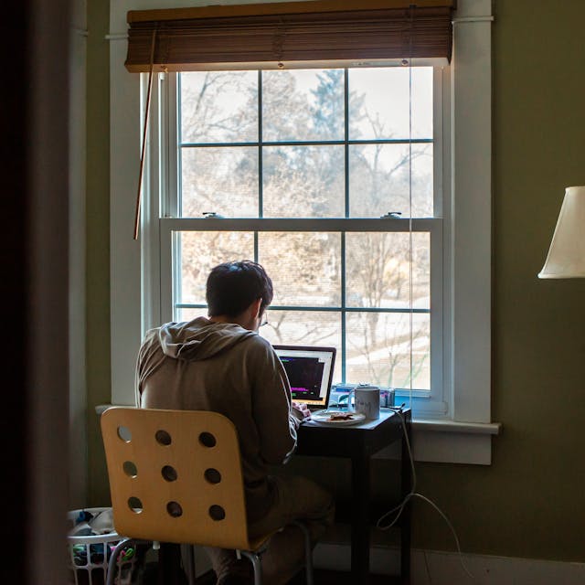 Ein Mann sitzt vor seinem Laptop (Symbolbild)