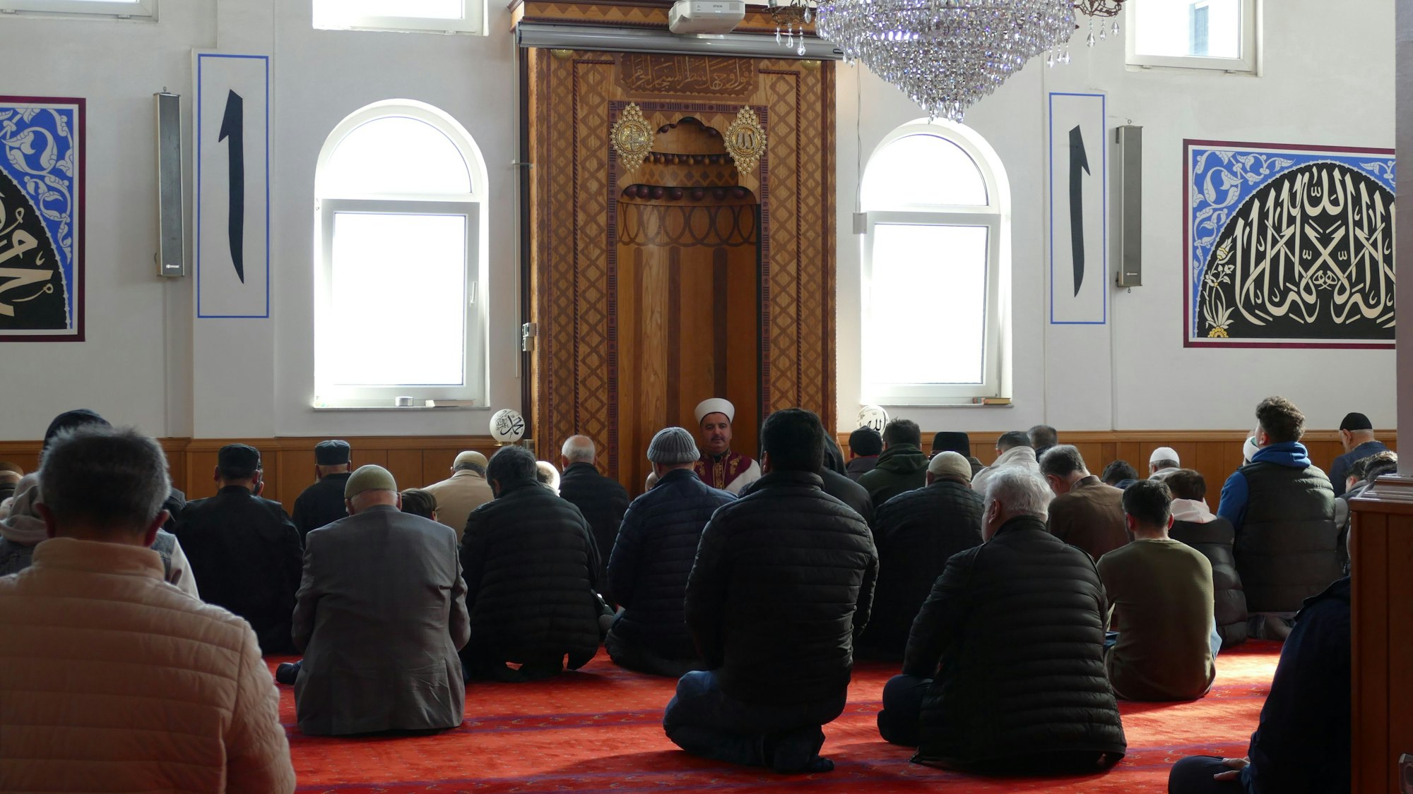 Gläubige beim Freitagsgebet in der Siegburger Ditib-Moschee an der Händelstraße.