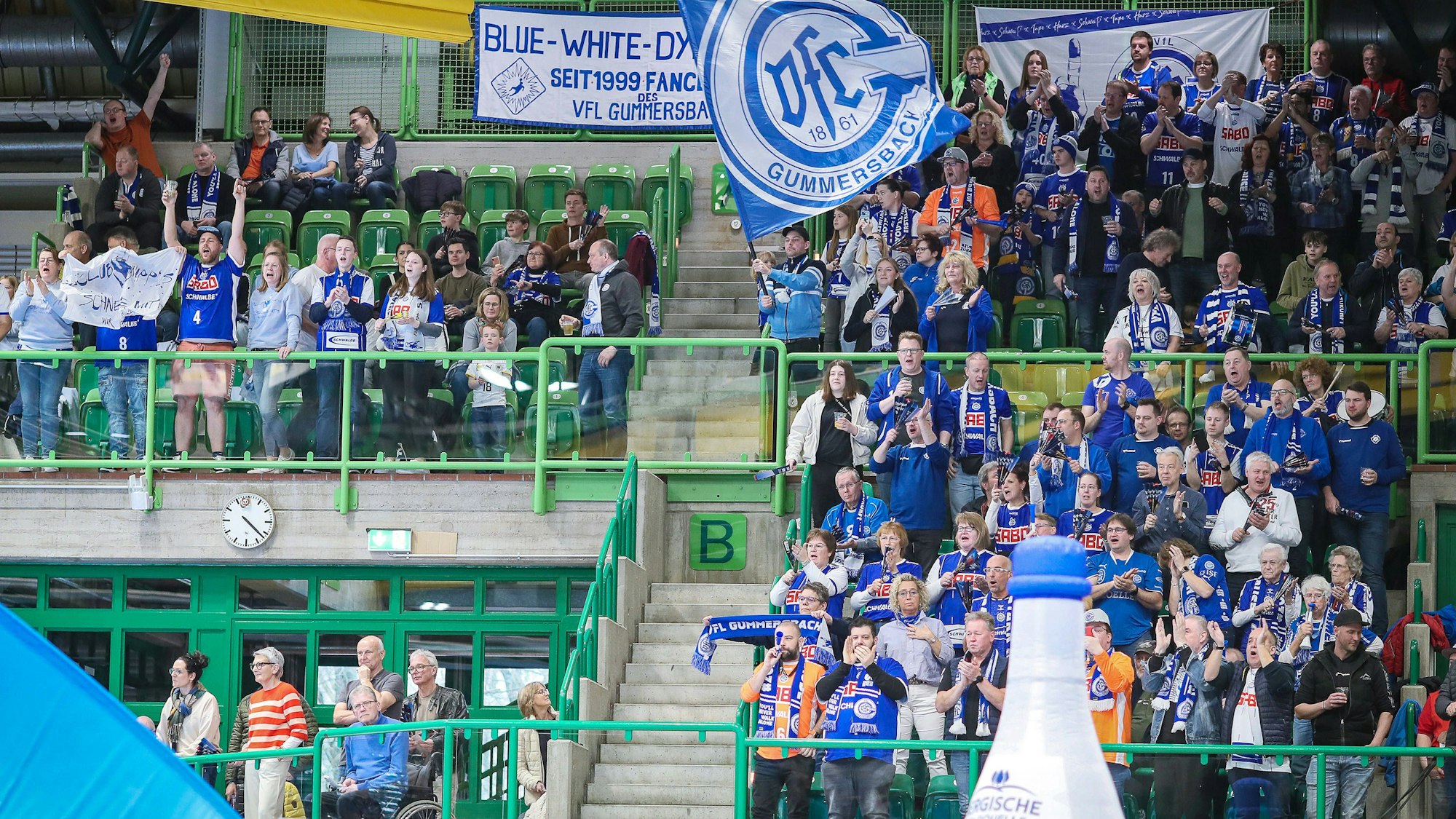 In einem Fanblock sitzen Fans des VfL Gummersbach.