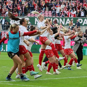 1.FC Köln vs. Werder Bremen, Fussball Frauen, 1. Bundesliga, Jubel vor der Südtribüne nach dem Sieg gegen Bremen, Bild: Herbert Bucco, 10.03.2024


