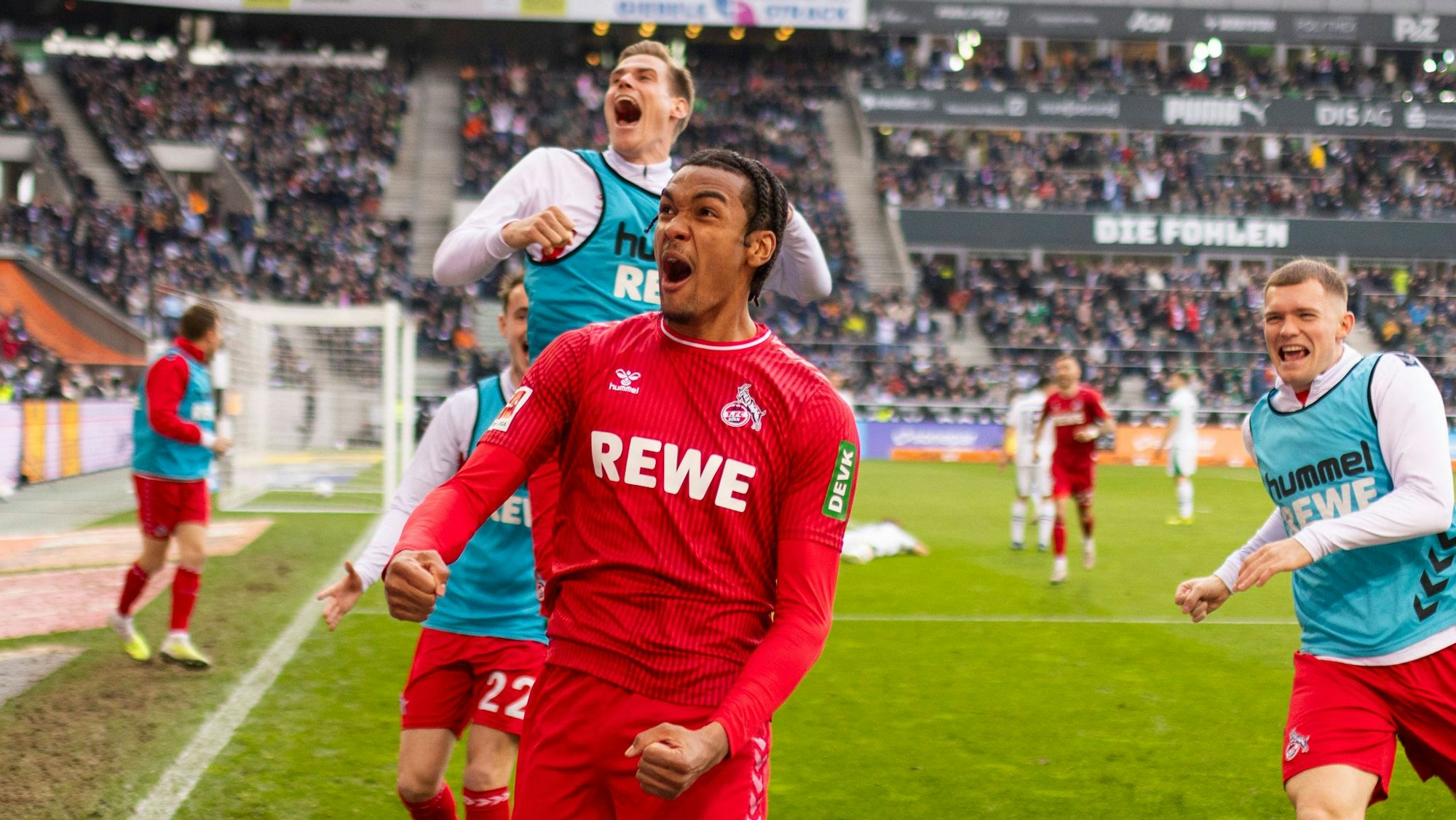 Kölns Damion Downs (M.) bejubelt seinen ersten Bundesligatreffer zum 3:3-Endstand bei Borussia Mönchengladbach.