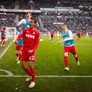 Kölns Damion Downs (M.) bejubelt seinen ersten Bundesligatreffer zum 3:3-Endstand bei Borussia Mönchengladbach.