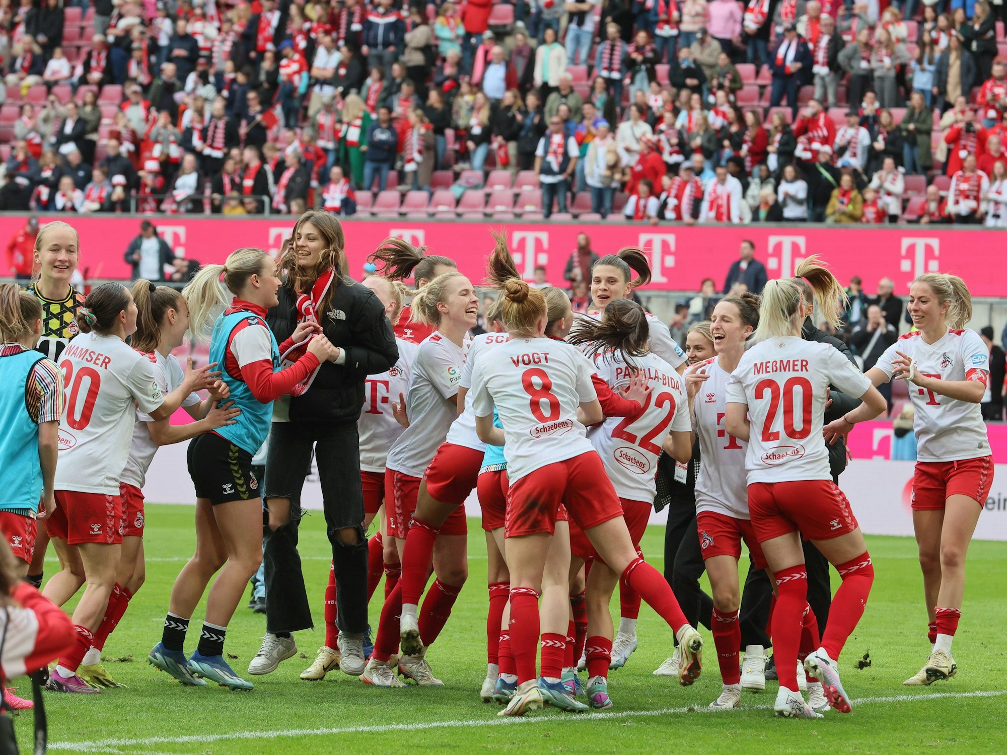 Die Mannschaft der FC-Frauen feiert gemeinsam den Sieg gegen Werder Bremen.