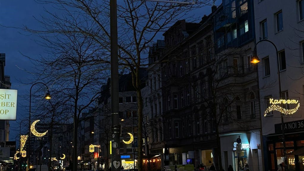Der beleuchtete Schriftzug Ramadan auf der Venloer Straße in Köln-Ehrenfeld am 10. März 2024.