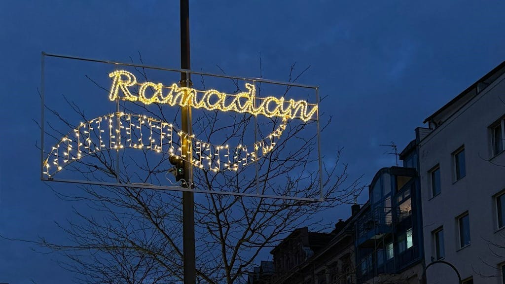 Der beleuchtete Schriftzug Ramadan auf der Venloer Straße in Köln-Ehrenfeld am 10. März 2024.