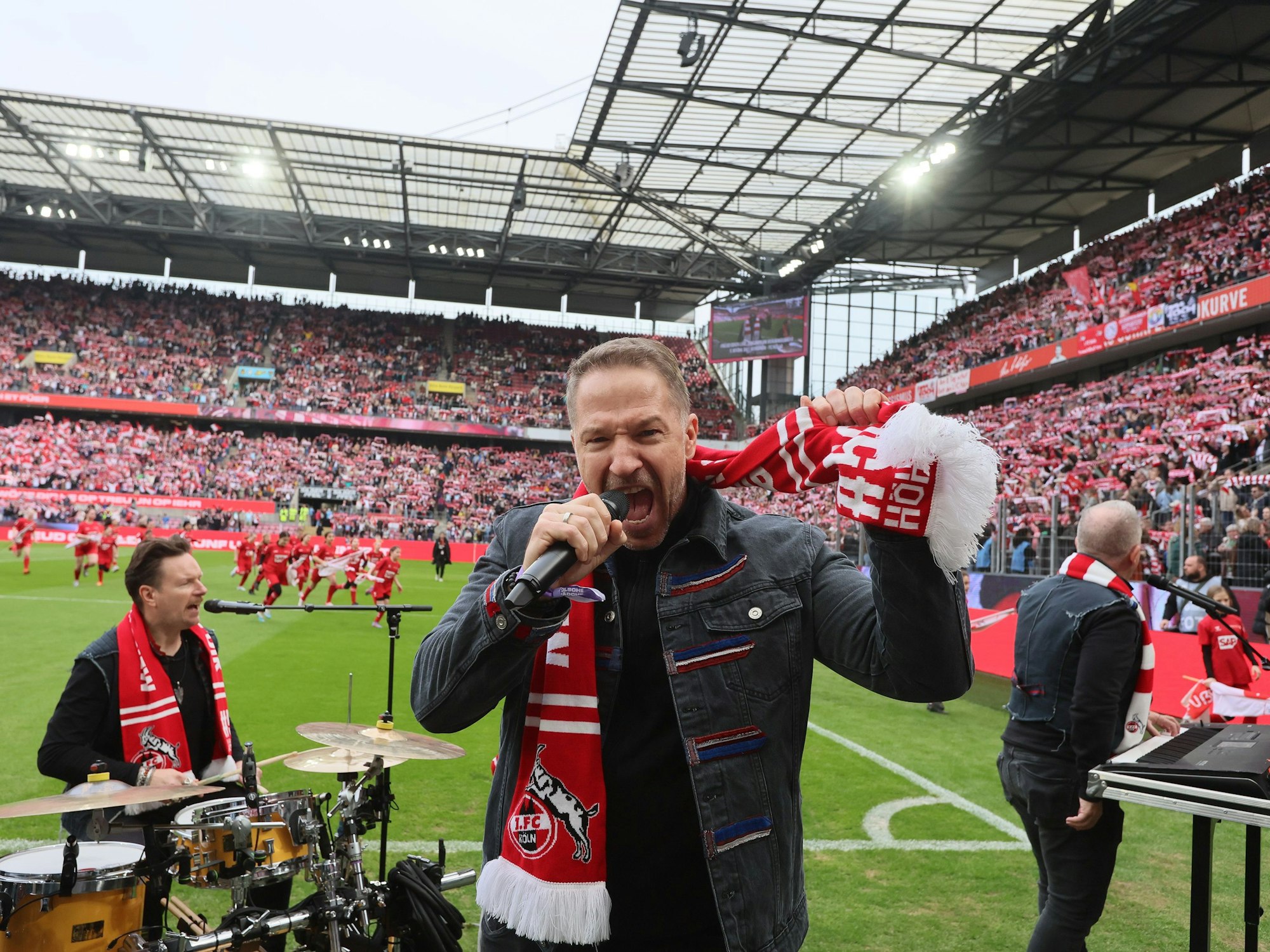 Die Höhner performen live im Stadion die FC-Hymne.