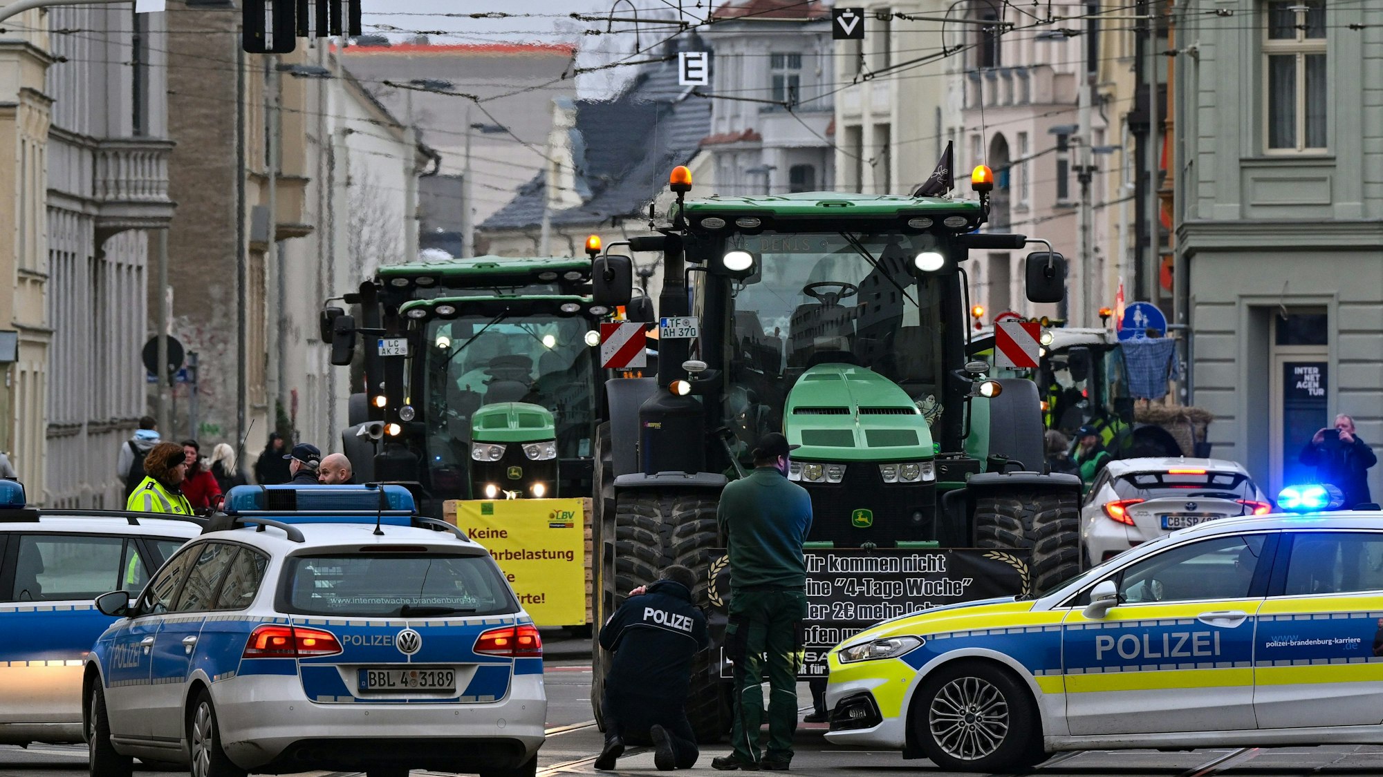 Landwirte kommen mit Traktoren zu einer Demonstration vor Beginn der Dritten Konferenz zur Infrastrukturentwicklung im Lausitzer und Mitteldeutschen Revier in der Stadthalle Cottbus.