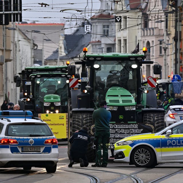 Landwirte kommen mit Traktoren zu einer Demonstration vor Beginn der Dritten Konferenz zur Infrastrukturentwicklung im Lausitzer und Mitteldeutschen Revier in der Stadthalle Cottbus.