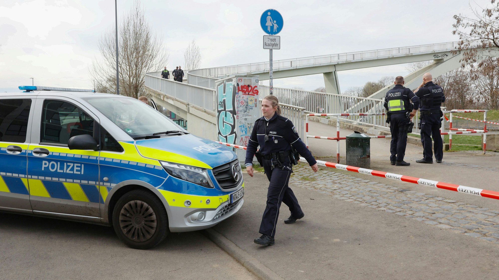 Die „Katzenbuckel “genannte Brücke im Mülheimer Hafen ist mit Flatterband der Polizei gesperrt.