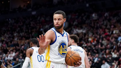 Steph Curry reagiert auf eine Schiedsrichterentscheidung in der NBA.